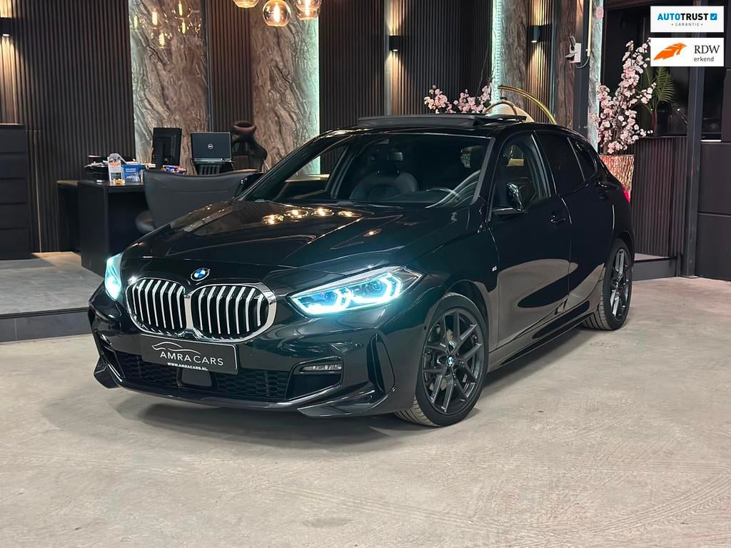 BMW 1-serie 118i High Executive|M pakket|PANO|SFEERVERL., 136 pk, Gebruikt, Bedrijf, 1265 kg