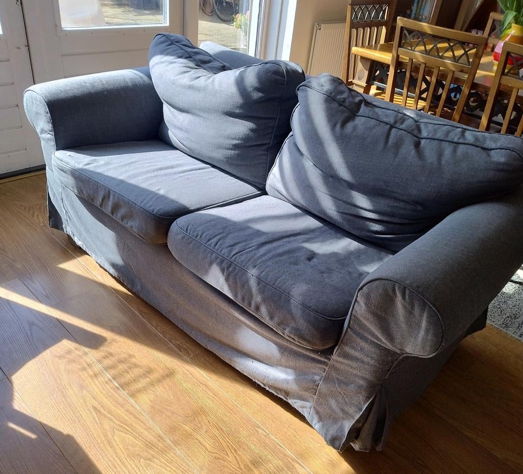 IKEA Ektorp 2-zitsbank - Grijs, Huis en Inrichting, Banken | Sofa's en Chaises Longues, Ophalen, Gebruikt, Klassiek, Comfortabel