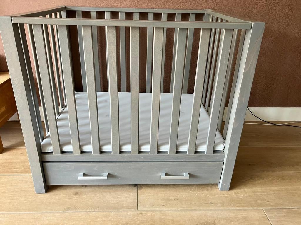Grijze Box met Lade en Matras - Goede Staat, Kinderen en Baby's, Boxen, Ophalen