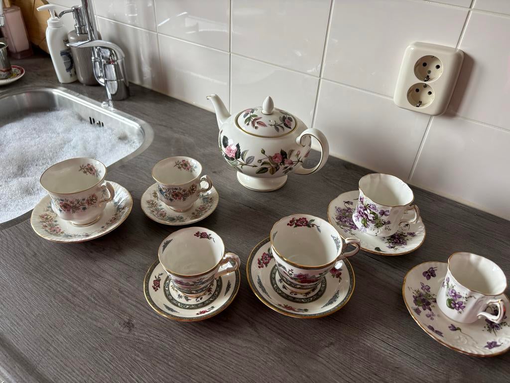 Servies met theepot en kop en schotels, Huis en Inrichting, Keuken | Servies, Ophalen, Gebruikt, Overige stijlen, Kop(pen) en/of Schotel(s)