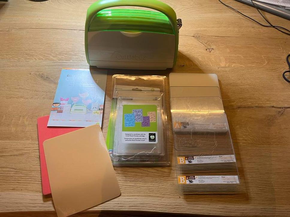 Cricut Cuttlebug snij- en embossingmachine, Ophalen of Verzenden, Zo goed als nieuw, Gereedschap of Toebehoren