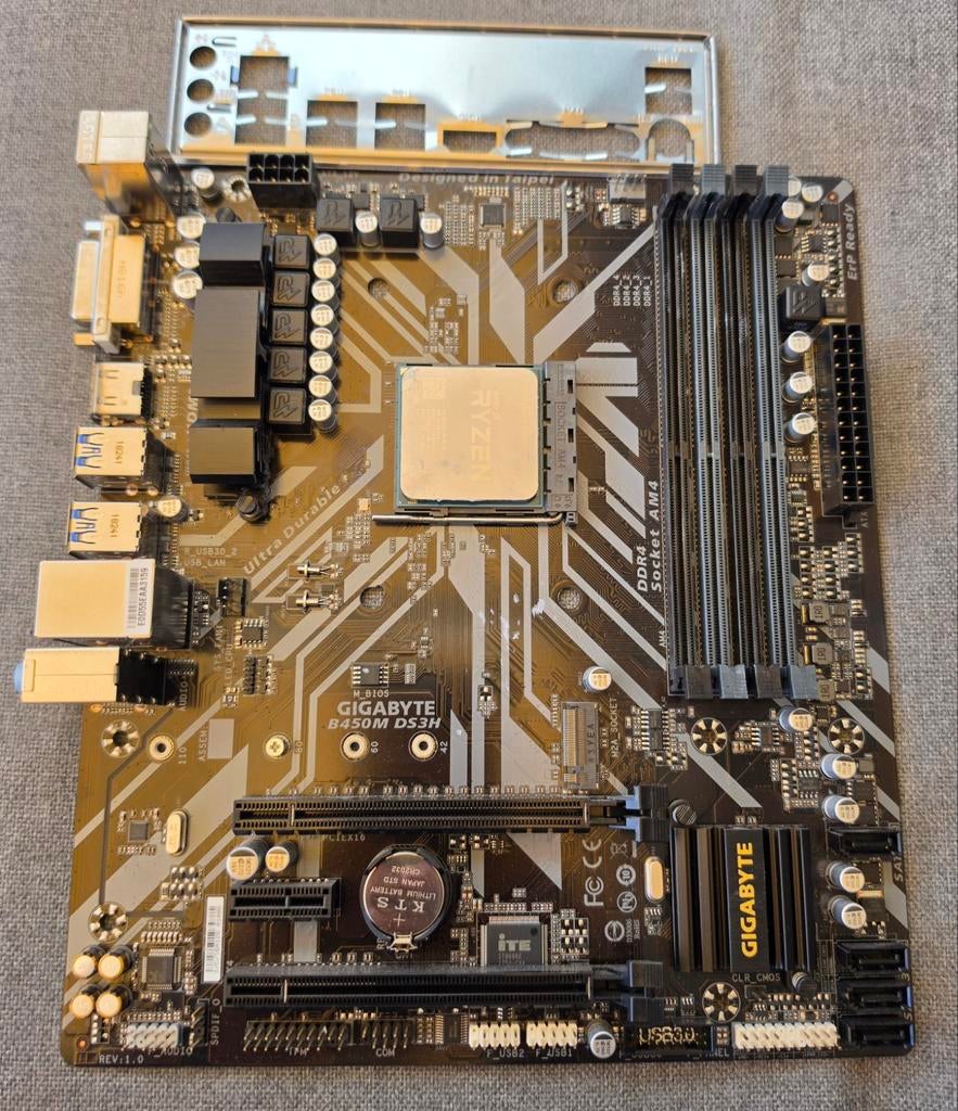 Gigabyte B450M DS3H Moederbord met AMD Ryzen 5 2400G, Computers en Software, Moederborden, Gebruikt, AMD, DDR4, Ophalen of Verzenden