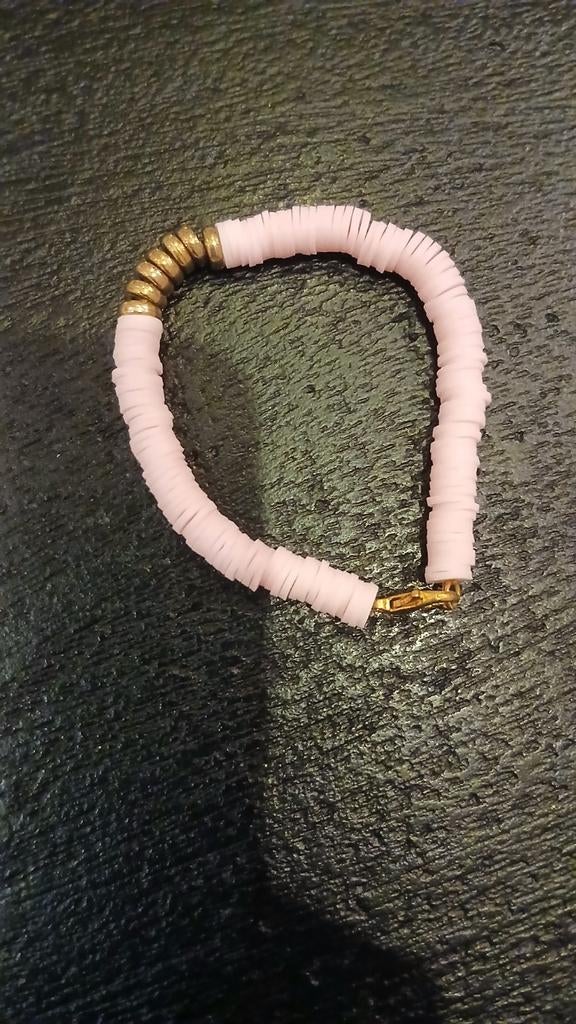 Lichtroze armband met gouden accenten, Sieraden, Tassen en Uiterlijk, Armbanden, Kunststof of Plastic, Ophalen of Verzenden, Zo goed als nieuw