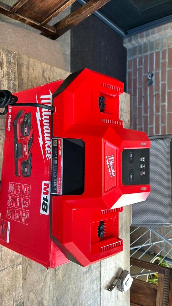 Milwaukee snellader m18 dbsc, Ophalen of Verzenden, Zo goed als nieuw, Boor- en Schroefmachine