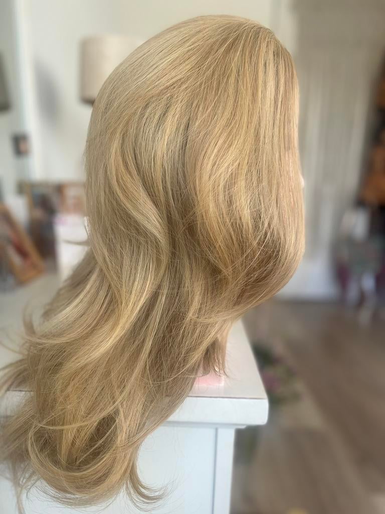 Honing blonde 60 cm halve-pruik synthetisch, Sieraden, Tassen en Uiterlijk, Uiterlijk | Haarverzorging, Ophalen of Verzenden, Zo goed als nieuw