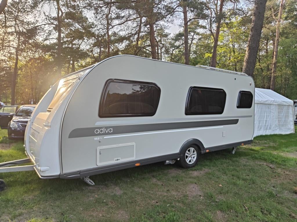 Unieke Adria Adora 553PH caravan, Caravans en Kamperen, Caravans, Particulier, tot en met 4, Rondzit, Adria, Frans bed, Omvormbare zithoek
