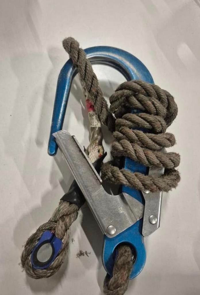 Grote karabijnhaak met touw, Ophalen of Verzenden, Gebruikt