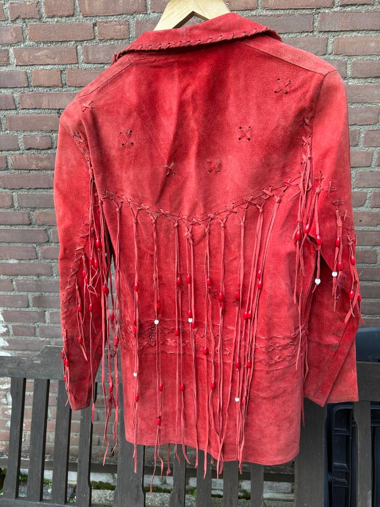 Rode suède jas met franjes en kralen indianen/western/cowboy, Ophalen of Verzenden, Gedragen, Maat 38/40 (M), Rood