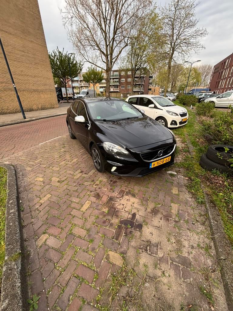 Volvo V40 2.0 D4 190PK R Design, Auto's, Volvo, Voorwielaandrijving, Zwart, Particulier, 30 km/l