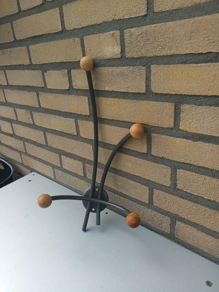 Ijzeren kapstok met 4  houten knoppen, Ophalen of Verzenden, Metaal, Wandkapstok, Minder dan 100 cm