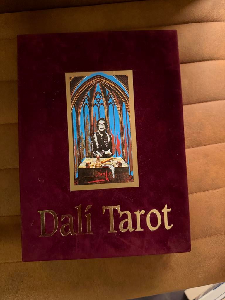 Dali Tarot boek en kaarten van Johannes Fiebig. Nieuw, Ophalen of Verzenden, Zo goed als nieuw, Tarot of Kaarten leggen, Achtergrond en Informatie