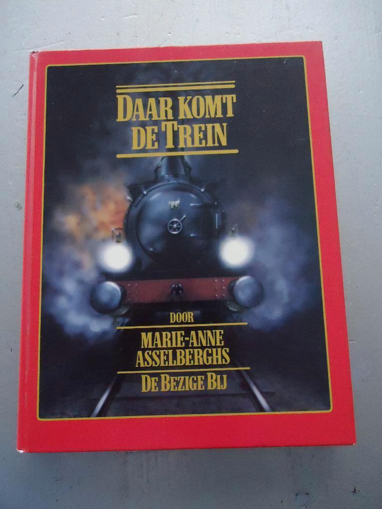 Daar komt de trein /Marie-Anne Asselberghs, Ophalen of Verzenden, Zo goed als nieuw, Trein, Boek of Tijdschrift