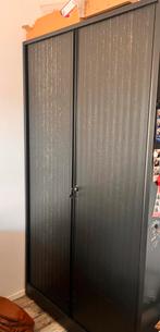 Kast Ahrend  roldeuren 4 verstelbare planken met slot Zwart, Gebruikt, 150 tot 200 cm, Meerdere deuren, Ophalen of Verzenden