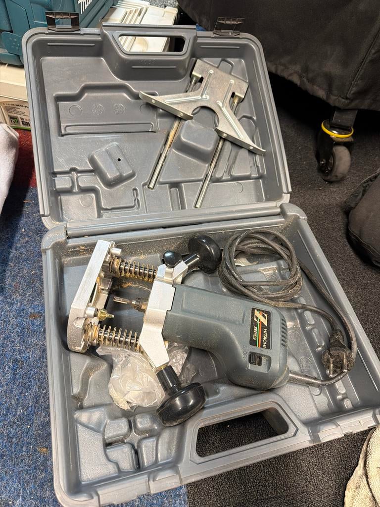 Hitachi bovenfrees in koffer, Doe-het-zelf en Verbouw, Ophalen of Verzenden, Gebruikt, Elektrisch, Bovenfrees