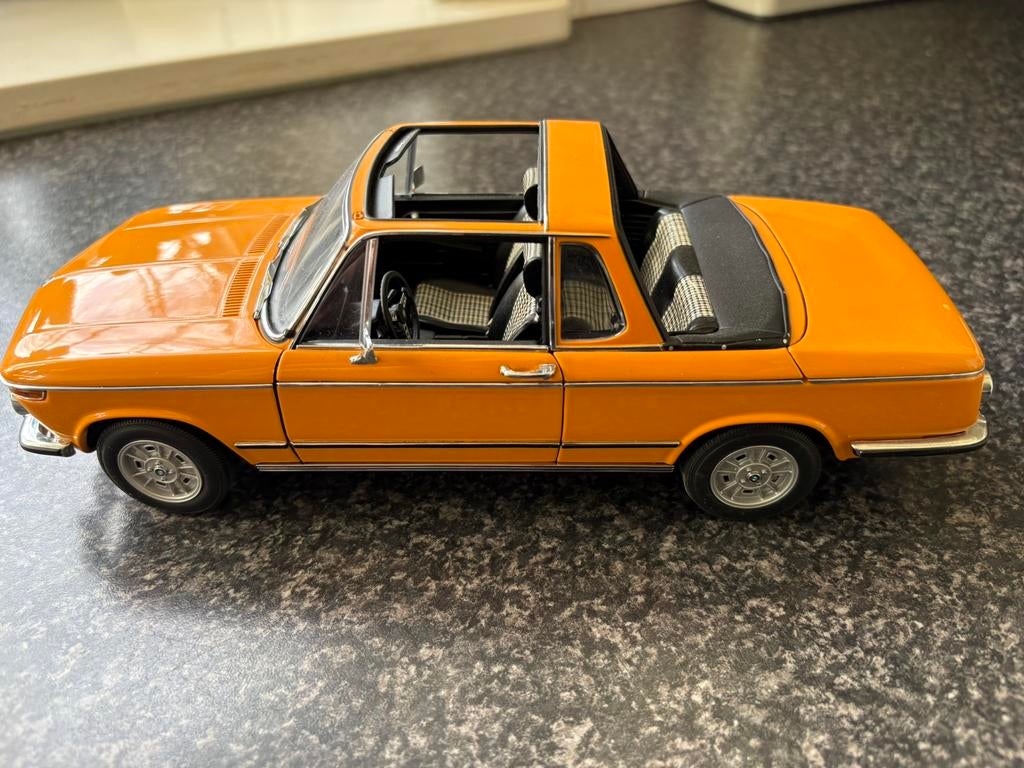 Autoart BMW 2002 E10 Cabrio Oranje, Schaal 1:18, Ophalen of Verzenden, Zo goed als nieuw, Auto, Autoart