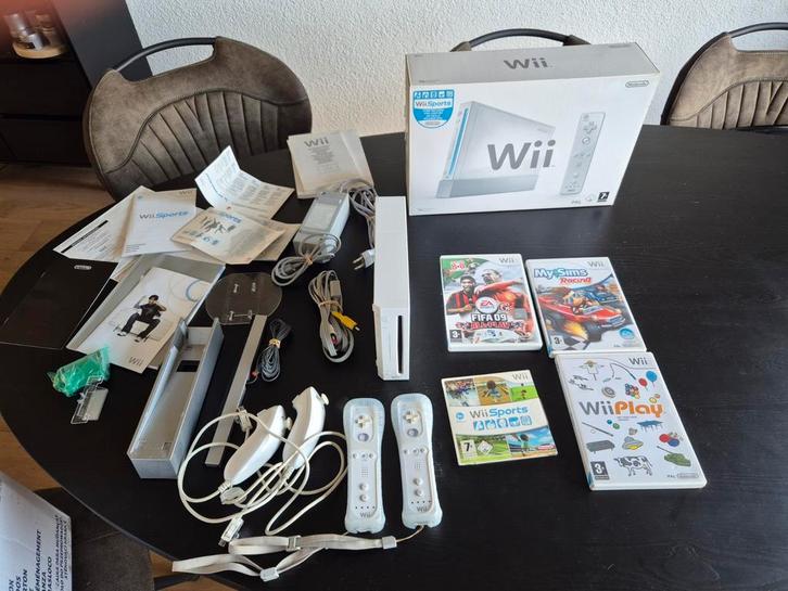 Nintendo Wii met Wii Fit, 2 controllers en Balance Board, Spelcomputers en Games, Spelcomputers | Nintendo Wii, Gebruikt, Met 2 controllers
