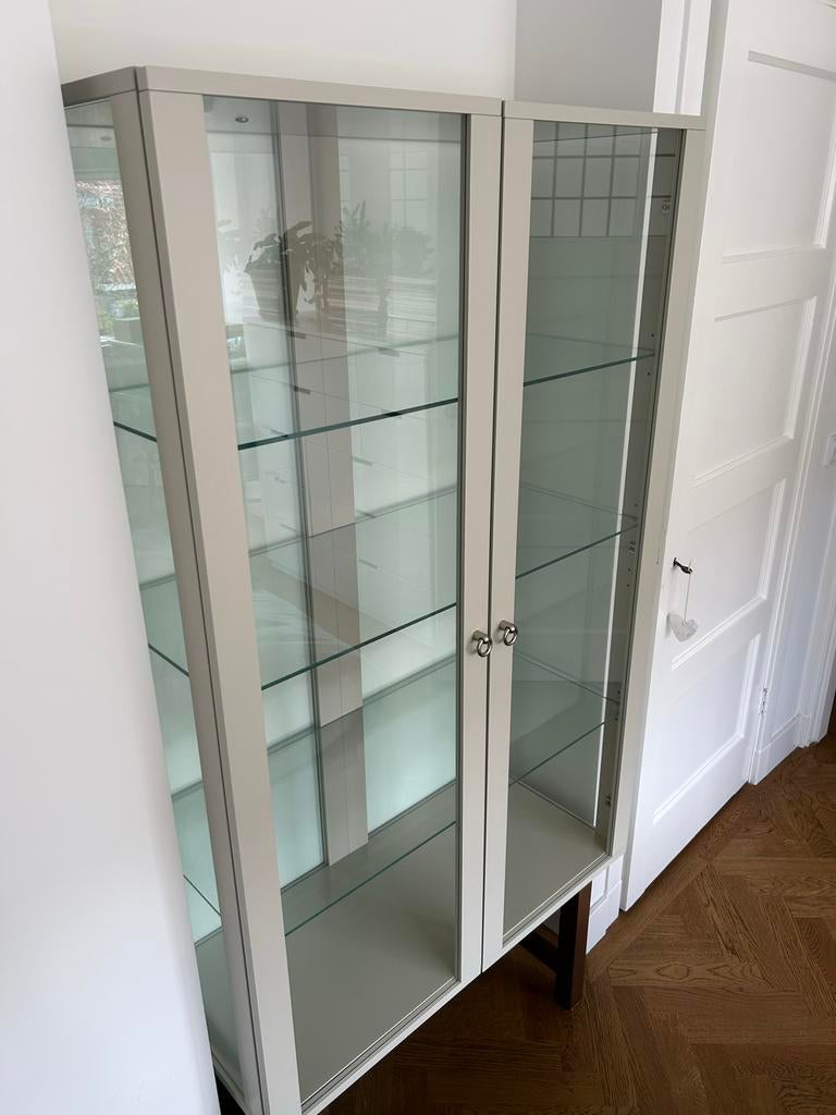 IKEA Stockholm vitrinekast - grijs-beige met eiken, Huis en Inrichting, Kasten | Vitrinekasten, Ophalen, Eikenhout, 50 tot 100 cm