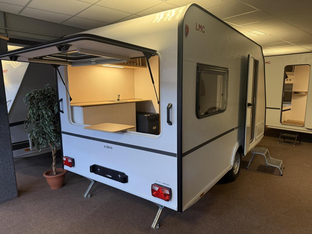 LMC E:dero 400C, ideale caravan voor lichte auto's!, Caravans en Kamperen, Caravans, Bedrijf, Overige typen, 4 tot 5 meter, 500 - 750 kg