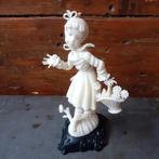 Vintage beeldje meisje bloemen mand kunststof '60 Italy, Verzamelen, Beelden en Beeldjes, Ophalen of Verzenden, Zo goed als nieuw