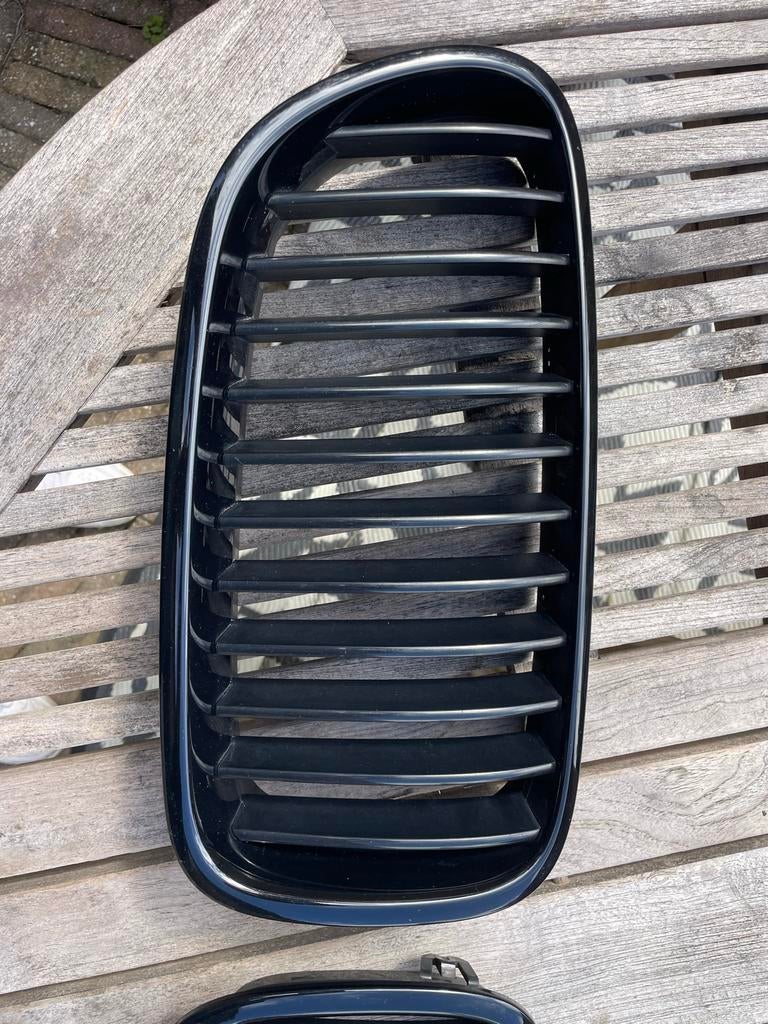 Zwarte Grille BMW 5 Serie F10 F11, Gebruikt, Voor, Ophalen of Verzenden, Bumper