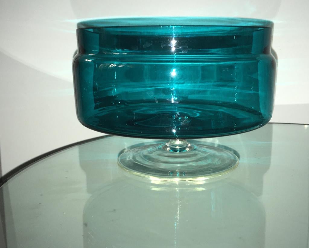 Schaal op voet; groen glas Heinrich Loffelhardt, Ophalen of Verzenden