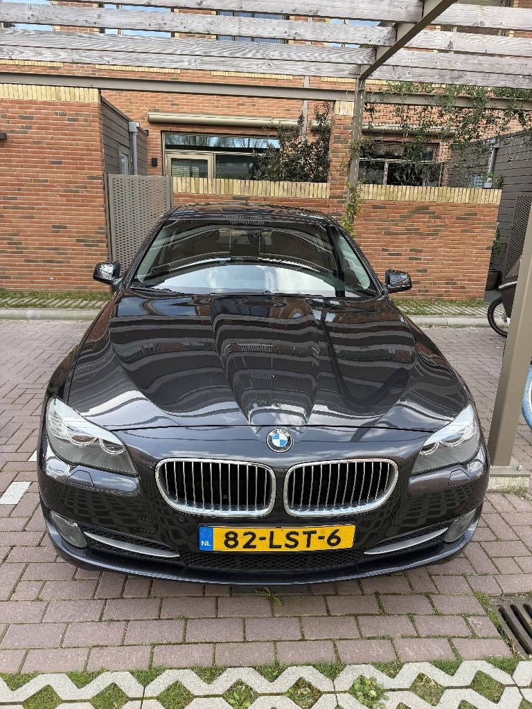 BMW 5-Serie 3.0 I 528 AUT 2010 Grijs (youngtimer), Euro 5, Achterwielaandrijving, 2996 cc, Bruin