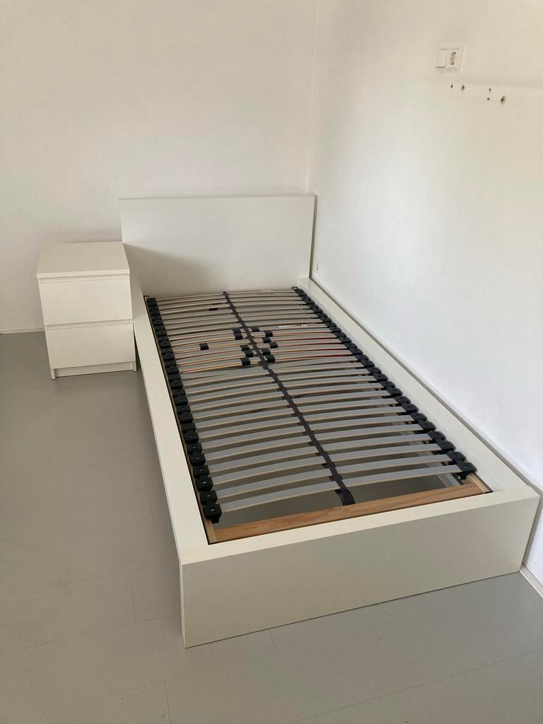 3x IKEA Malm bedden (2x 90x200, 1x 90x220) met nachtkastje, Gebruikt, 90 cm, Eenpersoons, Wit