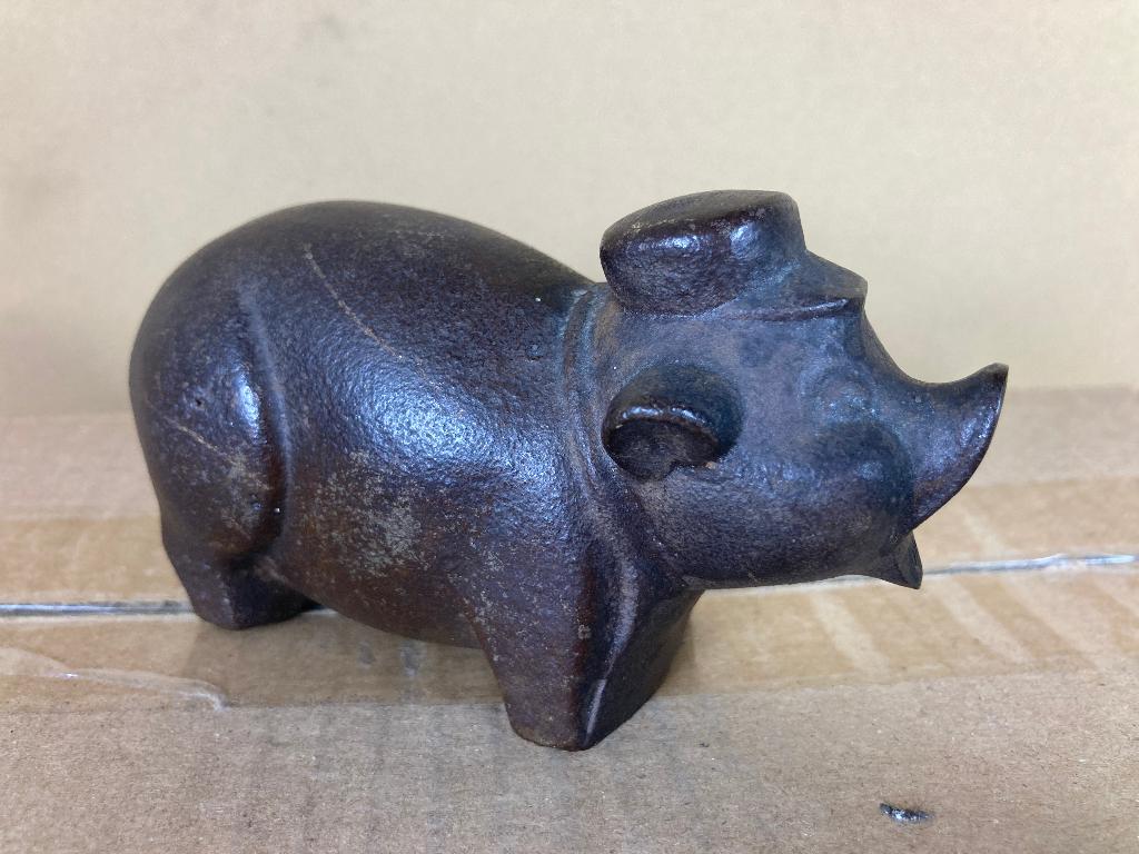 Gietijzeren varken met een petje, Antiek en Kunst, Minder dan 20 cm, Ophalen of Verzenden, Zoogdier, Beeld