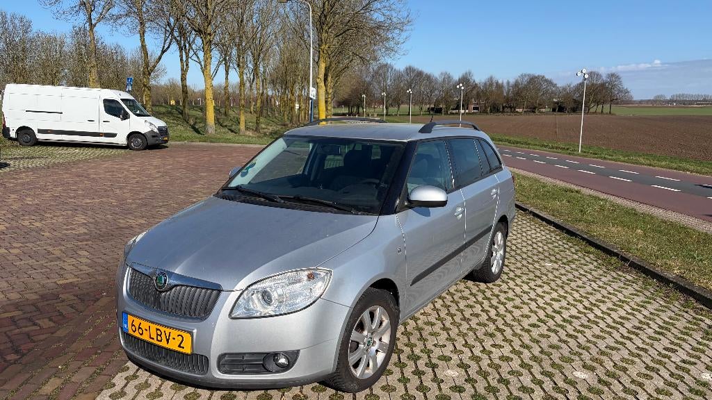Skoda Fabia 1.6 16V 77KW Combi AUT 2010 Grijs, Auto's, Skoda, 4 cilinders, 1095 kg, Traction-control, 49 €/maand
