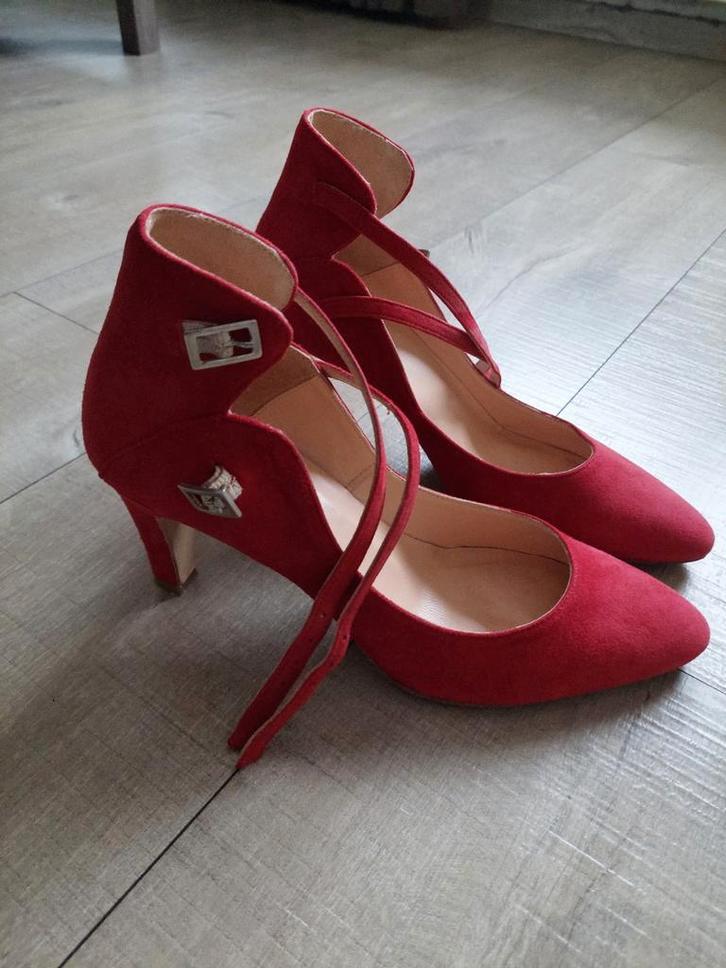 Rode velvet pumps40, Kleding | Dames, Schoenen, Zo goed als nieuw, Rood, Ophalen of Verzenden