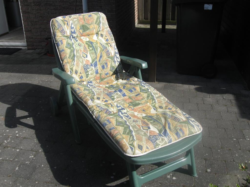 Ligbed + kussen, Tuin en Terras, Ophalen, Zo goed als nieuw, Kunststof, Verstelbaar