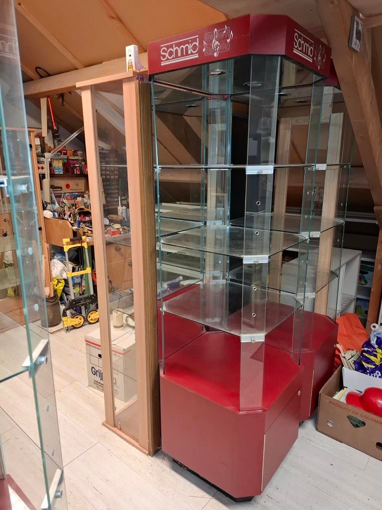 Diverse vitrinekasten: glas, hout, metaal, rood, zwart, 100 tot 150 cm, Ophalen of Verzenden, 150 tot 200 cm, 25 tot 50 cm