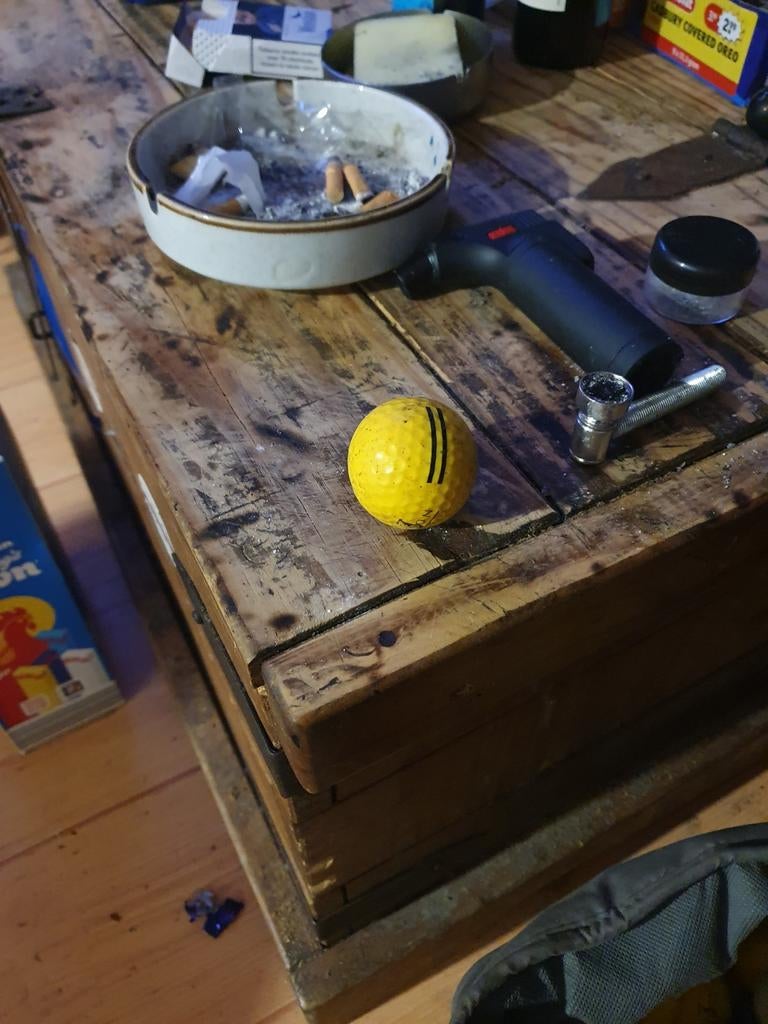 Gele golfbal met zwarte strepen, Sport en Fitness, Golf, Ophalen of Verzenden, Gebruikt, Bal(len)