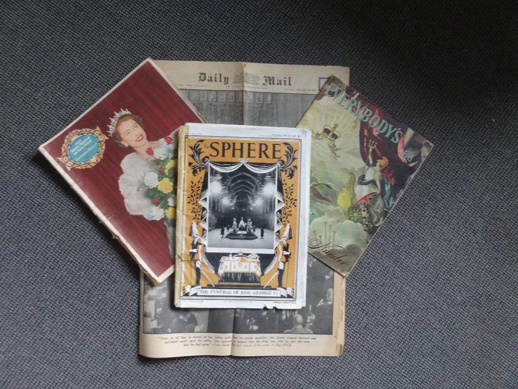 4 items koningshuis Engeland, coronation souvenirs, Verzenden, Gebruikt, Buitenland, Tijdschrift of Boek