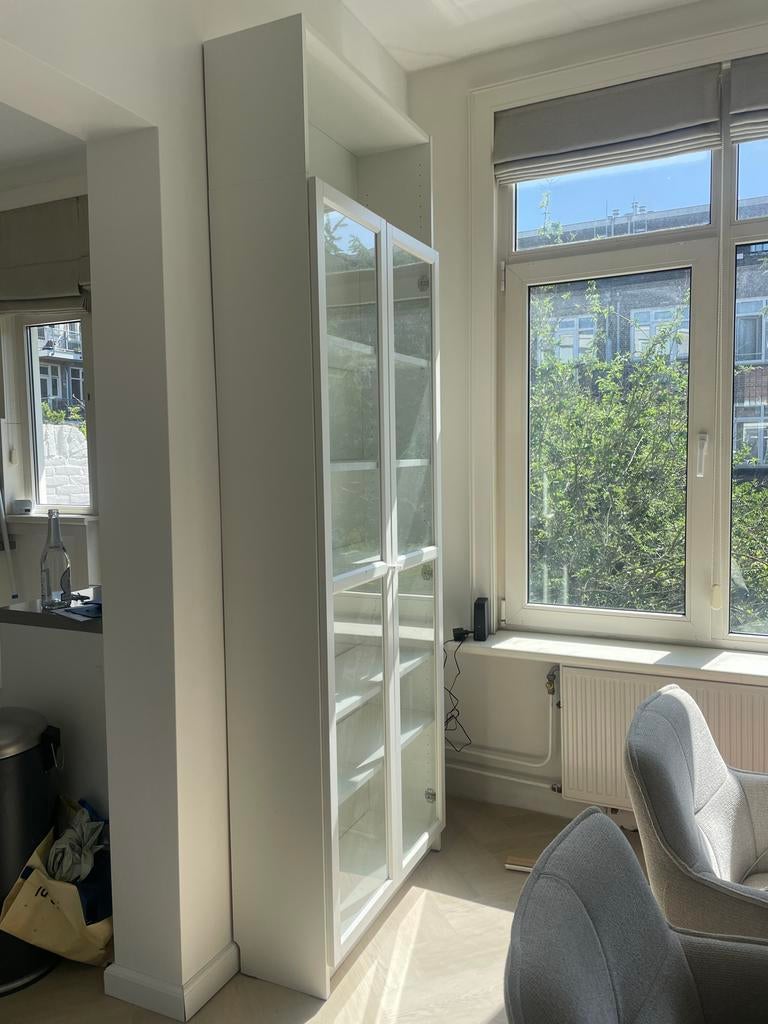 Witte billy vitrinekast met glazen deuren en planken, Huis en Inrichting, Ophalen, Overige materialen, Gebruikt, 200 cm of meer