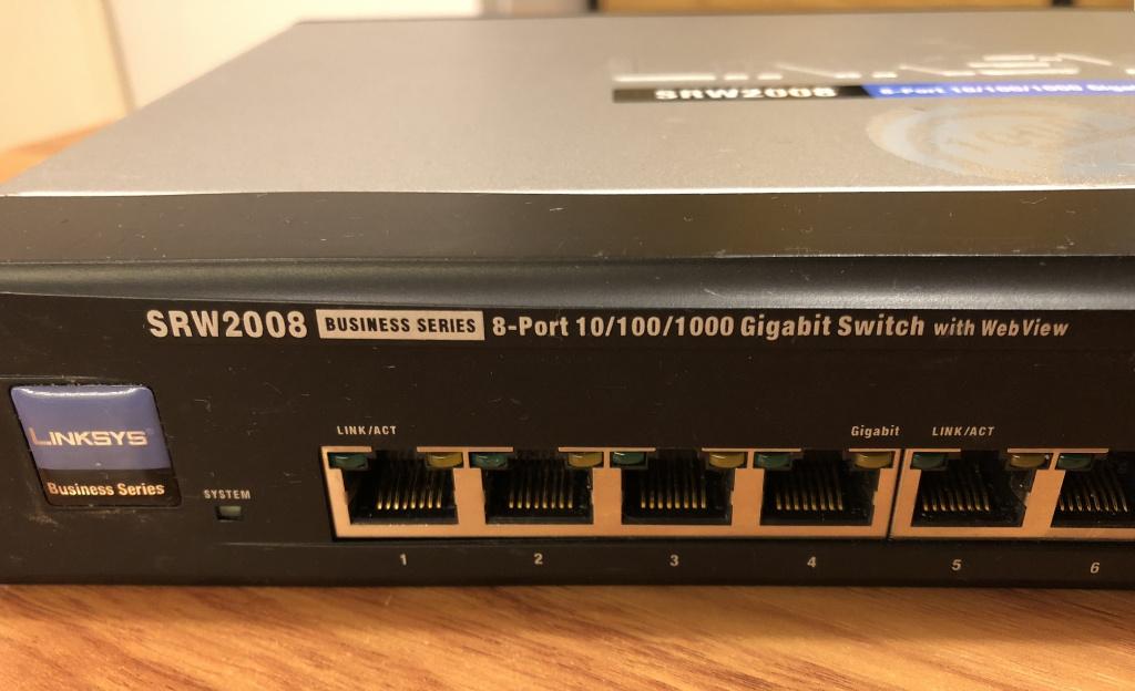 Linksys SRW2008 8-port 10/100/1000 Managed Gigabit Switch, Computers en Software, Netwerk switches, Ophalen of Verzenden, Gebruikt