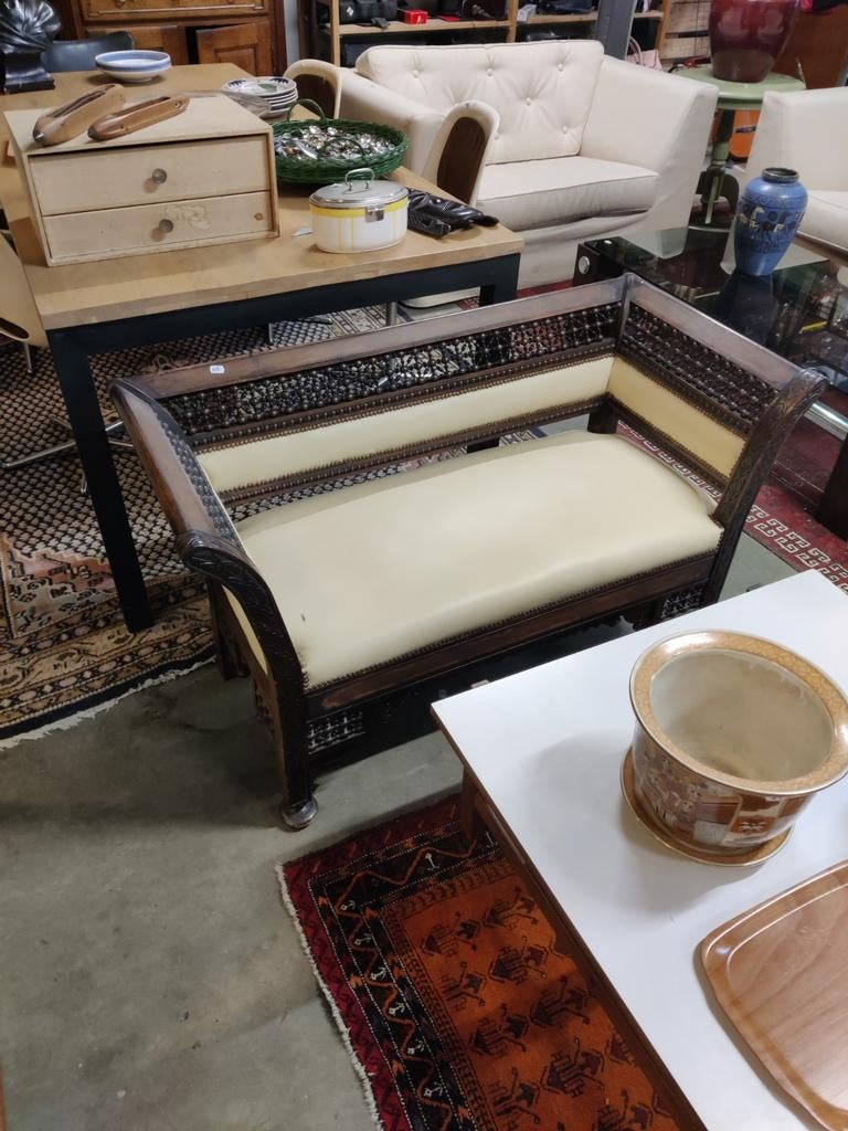 Antiek Islamitisch Bankje met Gedetailleerd Houtsnijwerk, Ophalen