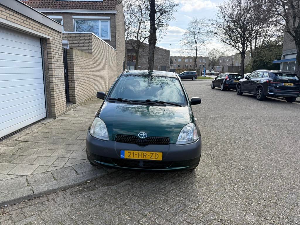 Toyota Yaris 1.0 16V Vvti 5DR Terra 2001 Groen, Auto's, Voorwielaandrijving, Stof, 31 €/maand, 4 cilinders