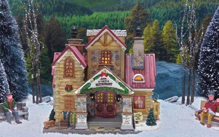 Lemax: Pine view restaurant voor in uw kerstdorp., Diversen, Kerst, Zo goed als nieuw, Ophalen of Verzenden