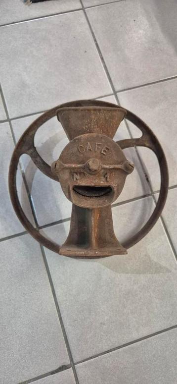 Antieke Koffiemolen beschikbaar voor biedingen