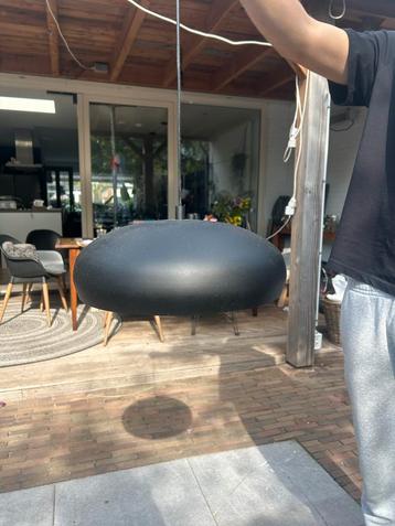 2 hippe hanglampen voor boven de tafel beschikbaar voor biedingen