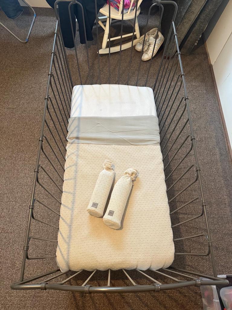 IJzeren baby ledikant met dekens Jollein, Kinderen en Baby's, Babywiegjes en Ledikanten, Ophalen, Gebruikt, Ledikant
