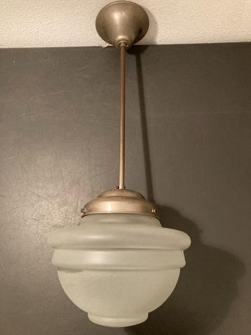 Antiek Hanglampje met glaskap. beschikbaar voor biedingen