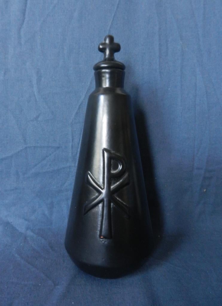 Zwarte aardewerk wijwaterkan Duits? ca. 1975-2000 h. 24 cm, Antiek en Kunst, Antiek | Keramiek en Aardewerk, Ophalen of Verzenden