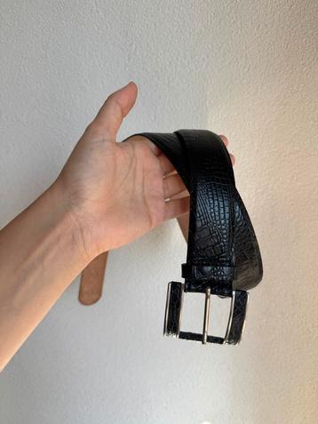 Vintage zwarte leren riem met krokodillen print beschikbaar voor biedingen