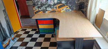 Hele nette hoek bureau, metalen frame blank hout werkblad. beschikbaar voor biedingen