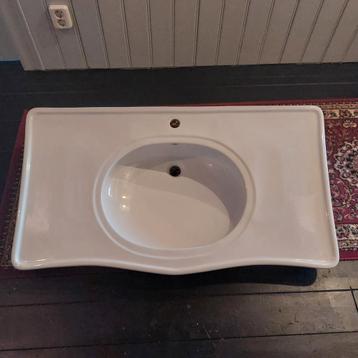 Antieke porseleinen wastafel beschikbaar voor biedingen