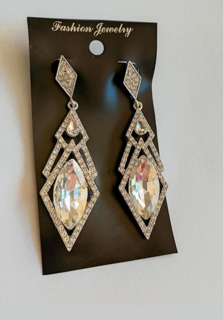 zilverkleurige kristallen oorbellen., Sieraden, Tassen en Uiterlijk, Oorbellen, Nieuw, Overige materialen, Zilver, Met strass
