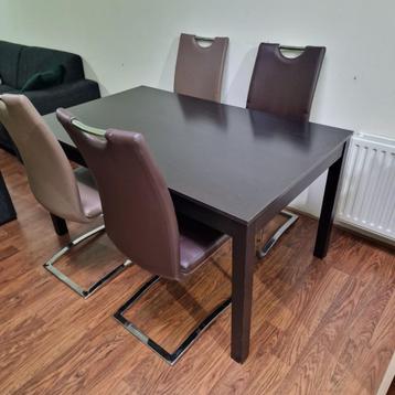 Eettafel met Vier Stoelen beschikbaar voor biedingen