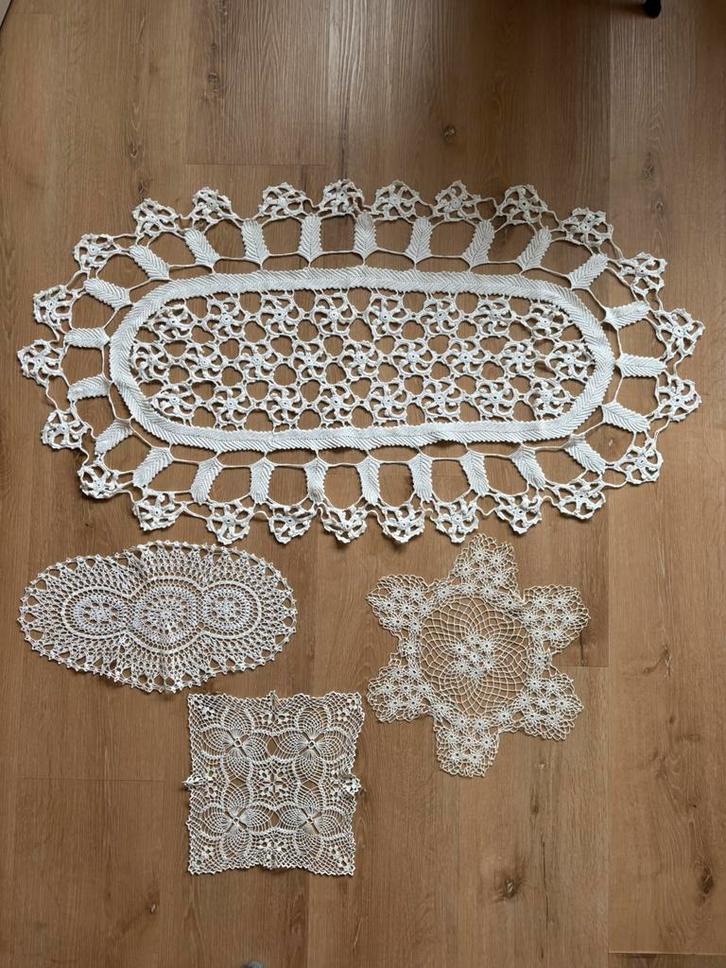 4  MOOIE OUDE HANDGEHAAKTE KLEEDJES, Antiek en Kunst, Antiek | Kleden en Textiel, Ophalen of Verzenden